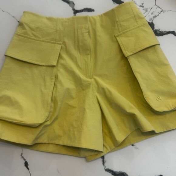 Lululemon Relaxed Fit Super High
Rise Cargo Short 4" Size 8 - Picture 1 of 3